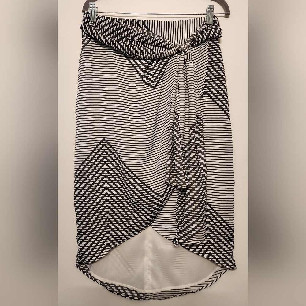 Banana Republic Faux Wrap Hi-Low Midi Skirt | 6 | Black White Geometric Stripes